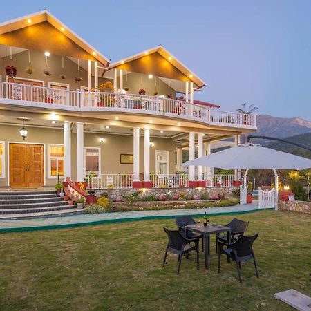 StayVista at SilverOaks Cottage Dehradun Exteriör bild