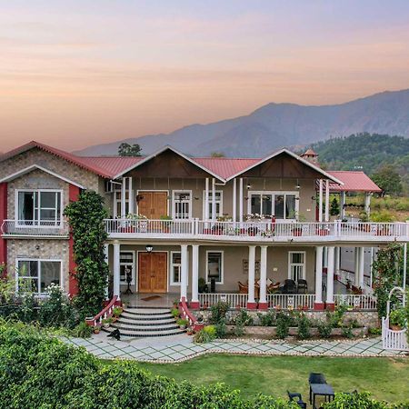 StayVista at SilverOaks Cottage Dehradun Exteriör bild