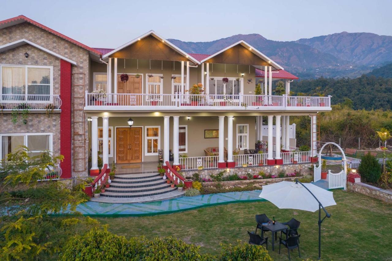 StayVista at SilverOaks Cottage Dehradun Exteriör bild