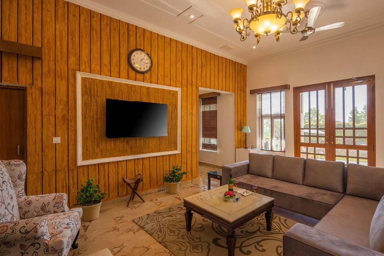 StayVista at SilverOaks Cottage Dehradun Exteriör bild