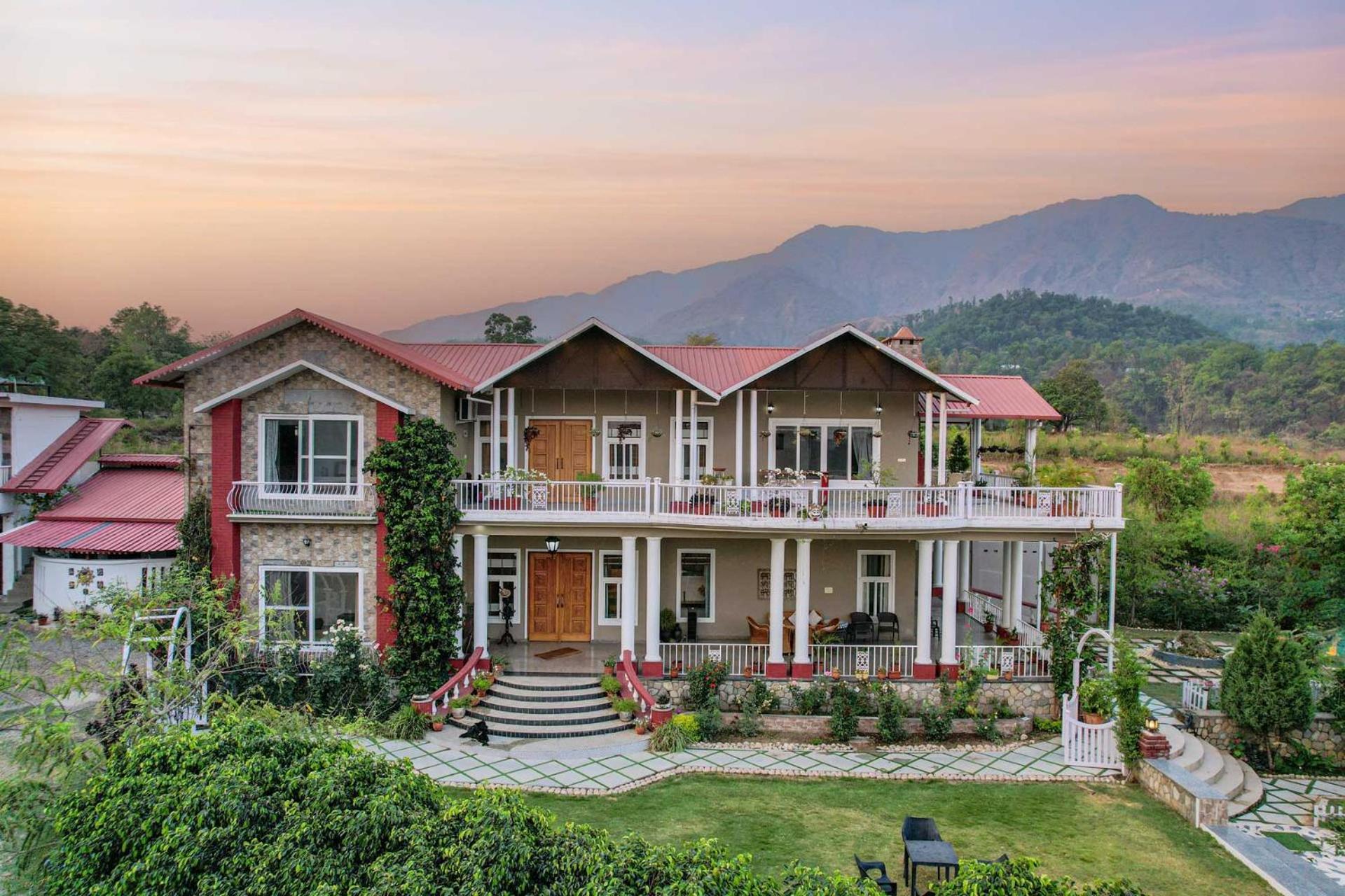 StayVista at SilverOaks Cottage Dehradun Exteriör bild